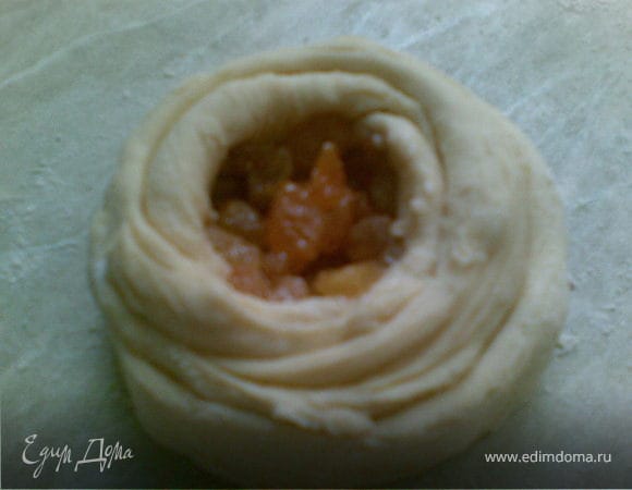 как тесто подайдет делаем из него не большие круги затем его раскатываем рукой как длинную змейку и заварачиваем в круг как улитку,делаем немного углубления и кладём во внутрь начинку(да к стати можно класть джем, варенье,творог,по вкусу)