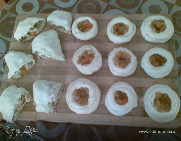 пусть улитки постаят минут 10,потом смазать яйцом и печь минут 15_20 при температуре 180 градуса.