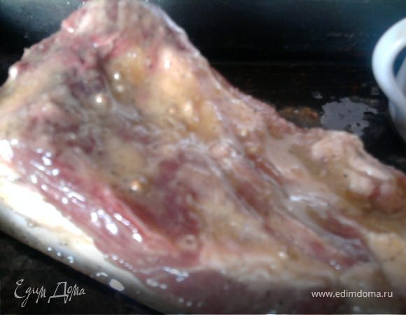 Намазать сало полученной смесью и поставить в холодильник на ночь (у меня получилось на сутки). Остатки смеси также поставить в холодильник.