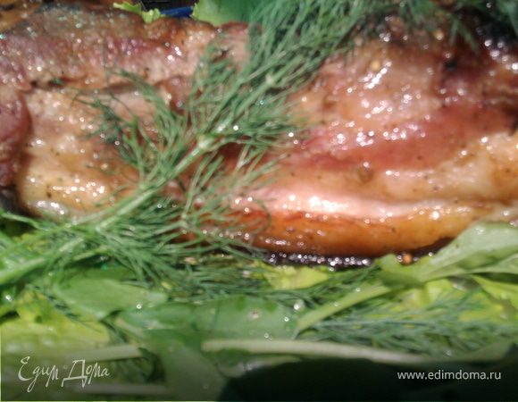 А потом можно наслаждаться сладковато-соленым вкусом нежнейшего сальца, с зеленым чесночком, петрушечкой, укропчиком, салатом. Да, и рукола очень удивила - так хорошо, оказывается, сочетается заморская травка с нашим местным запеченным сальцем!