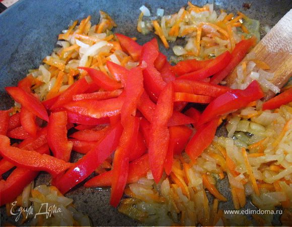 Лук зажарить, добавить морковь и сладкий перец. Довести до полуготовности.