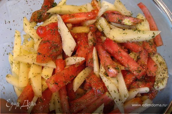 Картофель и помидор(снять кожицу) порезать крупной соломкой, перемешать, заправить растительным маслом, специями, посолить. Выложить в форму, и для быстроты дела прогреть в микроволновке 5-7мин.