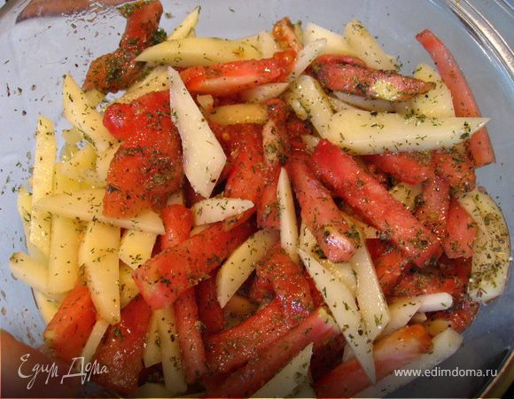 Картофель и помидор(снять кожицу) порезать крупной соломкой, перемешать, заправить растительным маслом, специями, посолить. Выложить в форму, и для быстроты дела прогреть в микроволновке 5-7мин. 