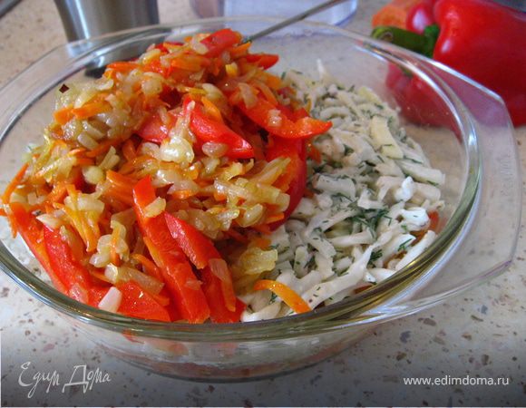 На помидоры-картофель,выкладываем сыр и кальмары, далее овощи, и заливаем лизоном из яиц, тертого сыра и зелени. Я добавила еще ложку отрубей( это по желанию).