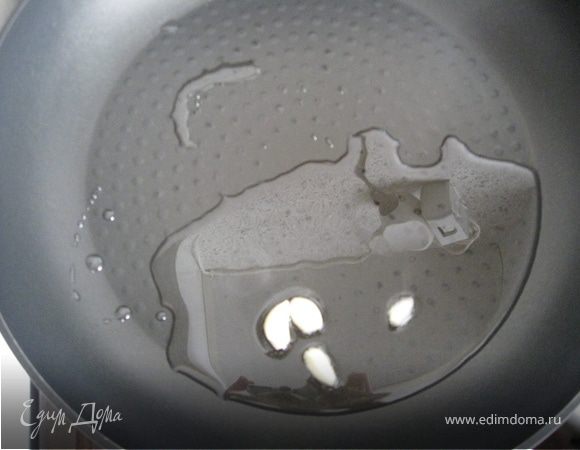 Моем, чистим овощи и чеснок. Чеснок бросаем на сковородочку с маслом, масло должно им пропитаться