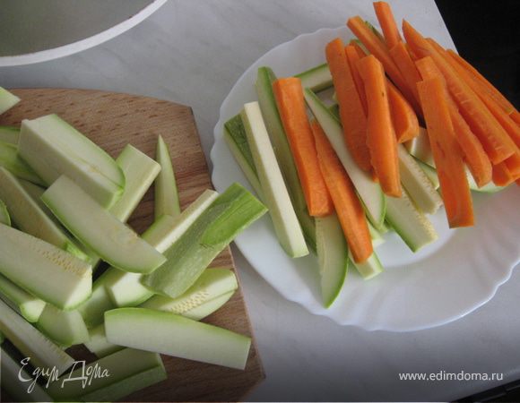 Нарезаем овощи длинными (сантиметров по 10) брусками