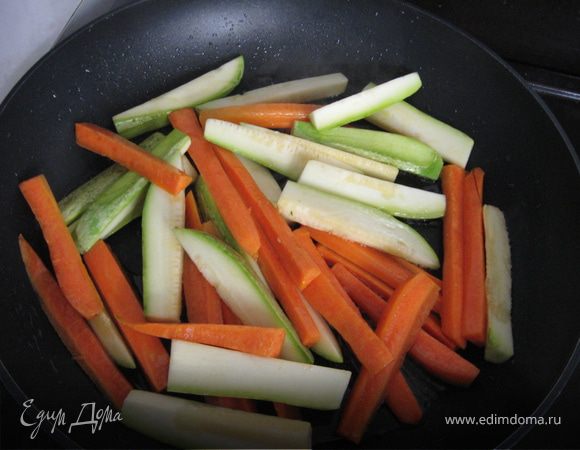 К этому времени наш чесночок уже зарумянился. Можно его вынуть, а можно и оставить в сковородке. Бросаем наши овощи в сковородку