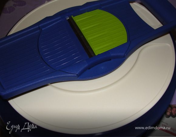 Картофель чистим, моем в холодной воде и трем(или режем ножом) на терке(как тонкую лапшу). Я воспользовалась вот такой теркой.
После опускаем натертый картофель в кипящую, слегка подсоленую воду. И варим не долго 2 минутки. Чтобы картофель остался слегка хрустящим. 
