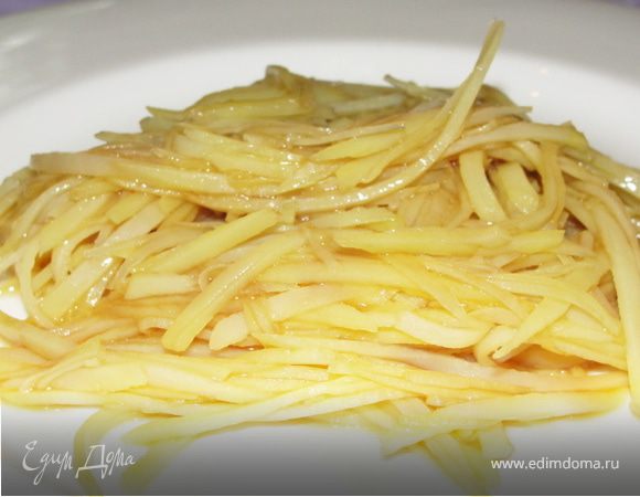 Заливаем картофель кипяченым, но НЕ горячим раст. маслом. Перемешиваем, добавляем соевый соус, специи по-вкусу, еще раз перемешиваем. Салат готов!