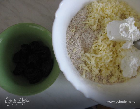 Смолоть хлопья в блендере.Масло натереть на терке(оно у меня было заморожено).Все положить в миску. Творог туда же. 
