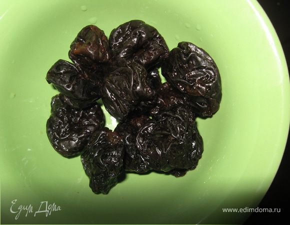 Чернослив вымыть,нарезать на маленькие кусочки. В миску. Ну и закидывайте смело туда же ванилин,корицу,соду