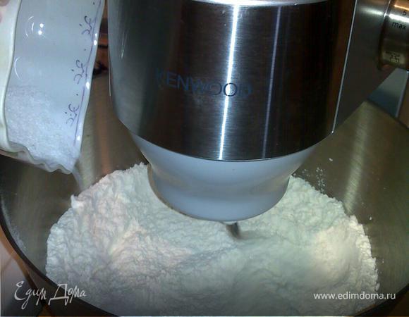 3. добавить соль и перемешать на самой малой скорости.