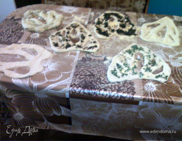 8. возьмем прямоугольник и сделаем один диагональный разрез по центру, не доходя до края, после этого сделать нужно еще 3-4 небольших разреза от центрального (веером). Затем эти разрезы нужно расправить, чтобы они не прикасались друг к другу.