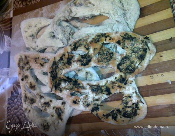 10. разогреть духовку до 250С, положить хлеб,(еще побрызгала стенки духовки водой с помощью пульверизатора)и быстро закрыть дверку.Уменьшить температуру до 230С и выпекать 10-12 минут до золотистой корочки. Главное не передержать, а то получаться суховатые. Хлеб должен быть мягкий с хрустящей корочкой.