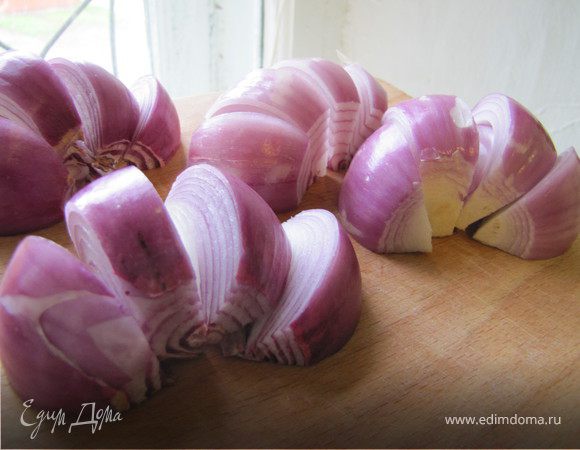 Лук почистить, разрезать на крупные части