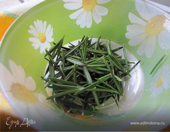 Розмарин промыть, очистить от веточек