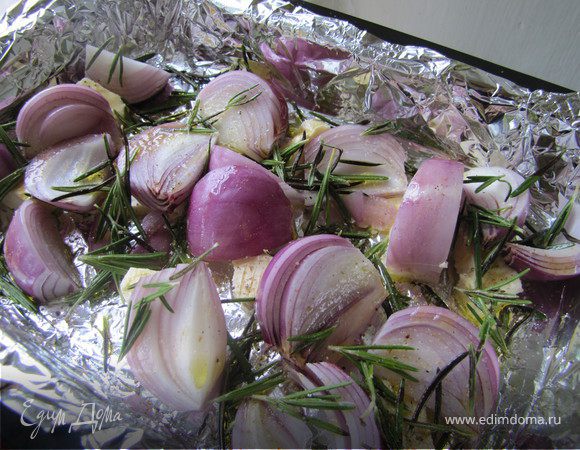 Выложить лук в форму, посыпать розмарином, слегка посолить, поперчить, сбрызнуть оливковым маслом и отправить в горячую духовку минуты на 3-4, чтобы расплавилось сливочное масло. 