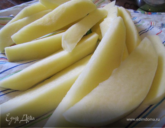 Пока форма в духовке, слить воду из кастрюльки с картошкой. Картошку лучше обсушить - я просто выложила ее на полотенце и промакнула.
