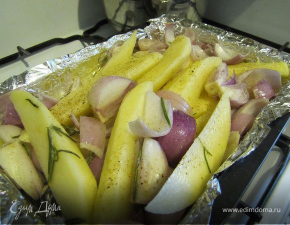 Вынуть из духовки форму, перемешать лук с маслом и розмарином. Выложить картошку, еще раз перемешать, посолить, поперчить. Снова отправить в духовку.