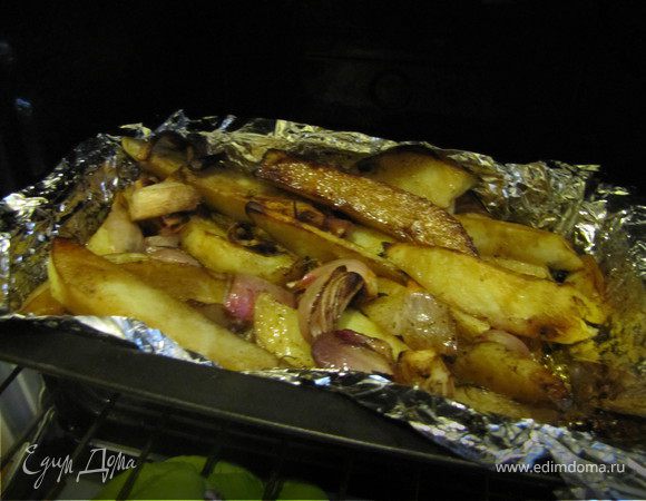 Минут через 20 вынуть форму, сбрызнуть картошку бальзамическим уксусом.
Запекать до готовности картошки - еще минут 30-40.