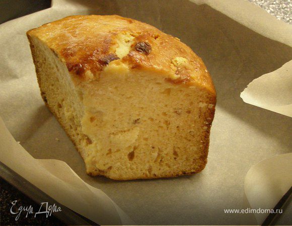 У меня ещё с Пасхи остался кусок кулича, который есть уже никто не хотел. В этих случаях я замораживаю продукт до «лучших» времен. Вот и настал его звёздный час. Замороженный кулич положить на противень с пекарской бумагой и в духовку на 10-12 минут (температура 180 градусов).