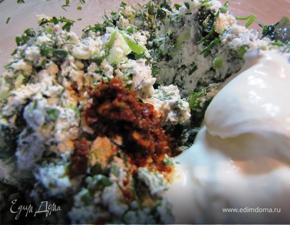 Творог посолить и смешать с рубленной зеленью, чесноком, аджикой, и сметаной до состояния паштета