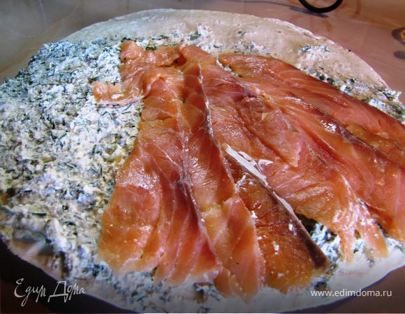 На свежий лаваш выкладываем творожную массу, сверху рыбку