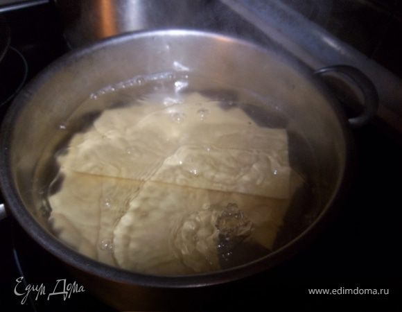 Варим листы лазаньи.Помешиваем