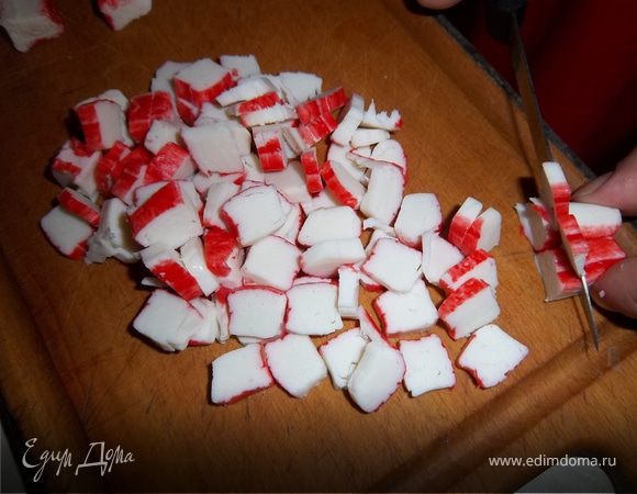 Нарезаем крабовые палочки