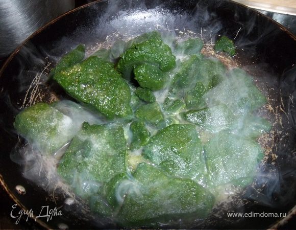 Тушим шпинат