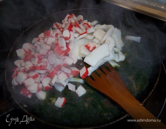 Добавляем крабовые палочки и кальмара