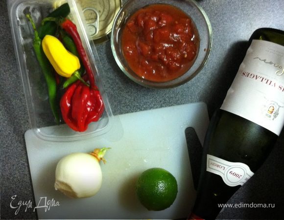 комбинация лайма, оливок и чили оказывается очень даже неплохой!
многие вместо лука бросают привычный чеснок, но мне не очень нравится сочетание тунца и чеснока
