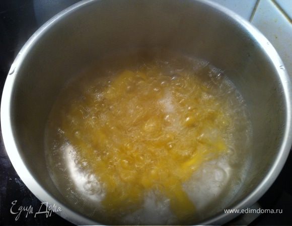 варим пасту в подсоленной воде по инструкции на упаковке