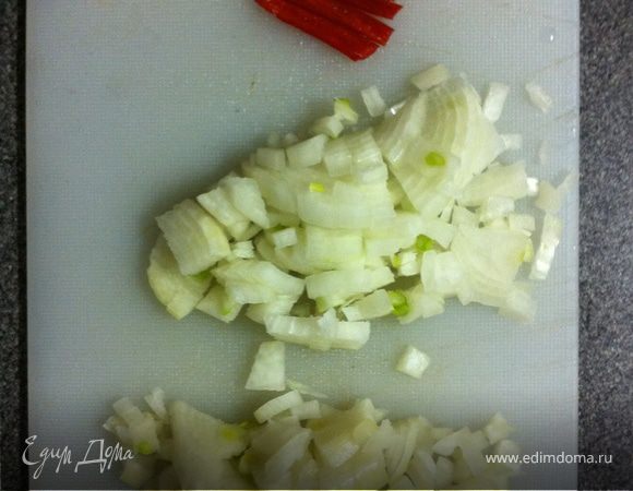 в это блюдо мне нравится добавлять совсем немного чили, просто стоит вытащить из него все семена, чтоб вкус был слегка острый.