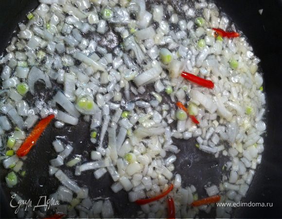 на сковородку с оливковым маслом бросаем чили, затем через 30 секунд лук
