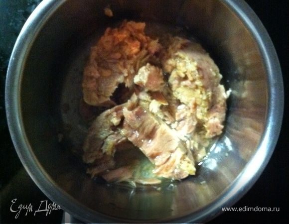 тунец стоит прогреть пару минут в сотейнике