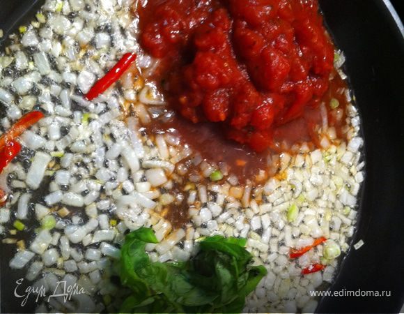 когда лук с перцем станет мягче, бросаем туда помидоры и свежий базилик, а сверху немного морской соли