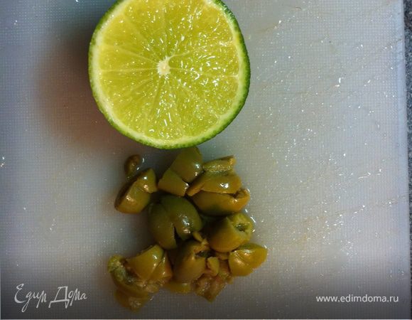 небольшое количество оливок сделает блюдо незабываемым.
добавляем сок половины лайма