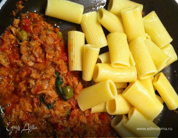 через 5 минут добавляем ригатони и немного сливочного масла