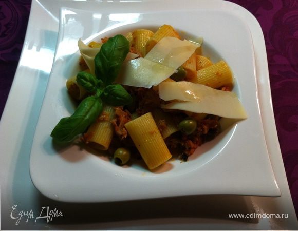 на тарелку выкладываем пасту, бросаем парочку оливок, плоские кусочки пармезана, свежий базилик, а на сыр капаем оликовое масло и немного лайма