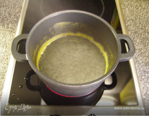 Сварить сироп: сок и цедру апельсина и лимона смешать с сахаром и ликёром. Дать закипеть и снять с огня.