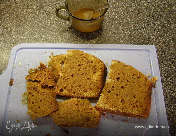 На доске оставшиеся кусочки кулича пропитать кофе.