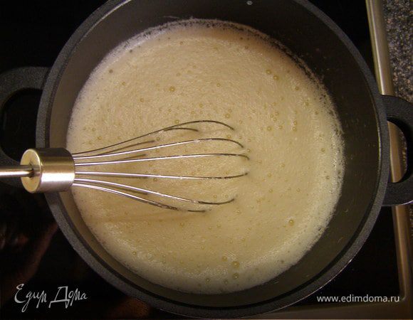 Заварной крем: молоко поставить на огонь. Яйцо взбить с сахаром до увеличения в объёме. Влить в молоко и, постоянно помешивая, довести массу до нужной Вам густоты. В конце приготовления добавить ликёр и кофе. 