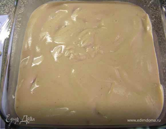 Дать немного крему остыть и выложить ровным слоем в форму. 