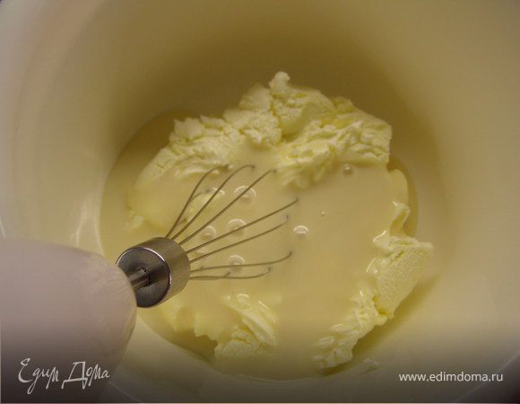 Сливочный крем: отвешенную сметану взбить со сгущённым молоком. 