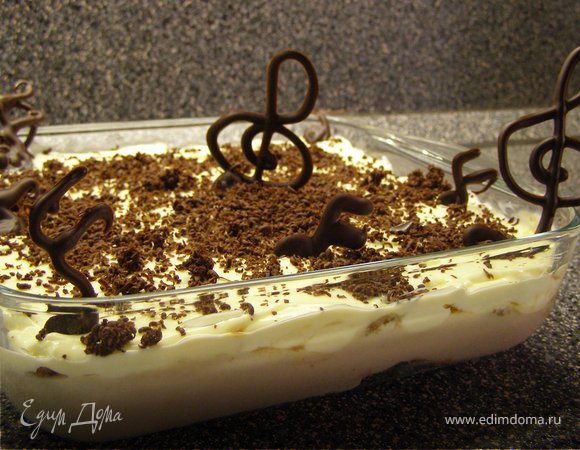 Десерт украсить тёртым шоколадом и фигурками. Дать настояться сутки в холодильнике.