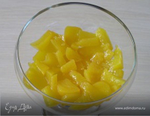 В форму для десерта или креманки уложить нарезанные персики,