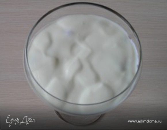 Сметану взбить с сахарной пудрой и половину выложить сверху на бруснику.