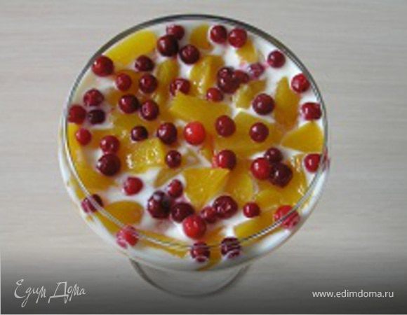 Повторить слои персиков и брусники.