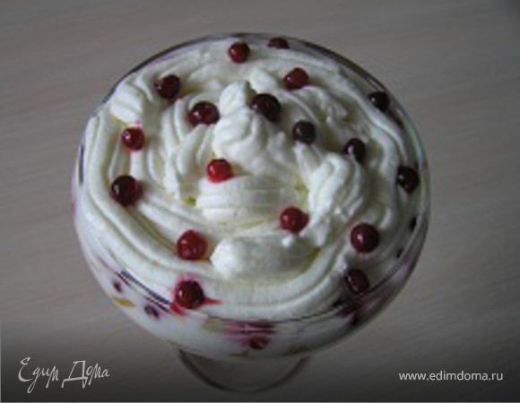 Сливки взбить, выложить в кондитерский шприц и украсить десерт, сверху красиво разложить ягоды брусники. Подавать охлажденным.